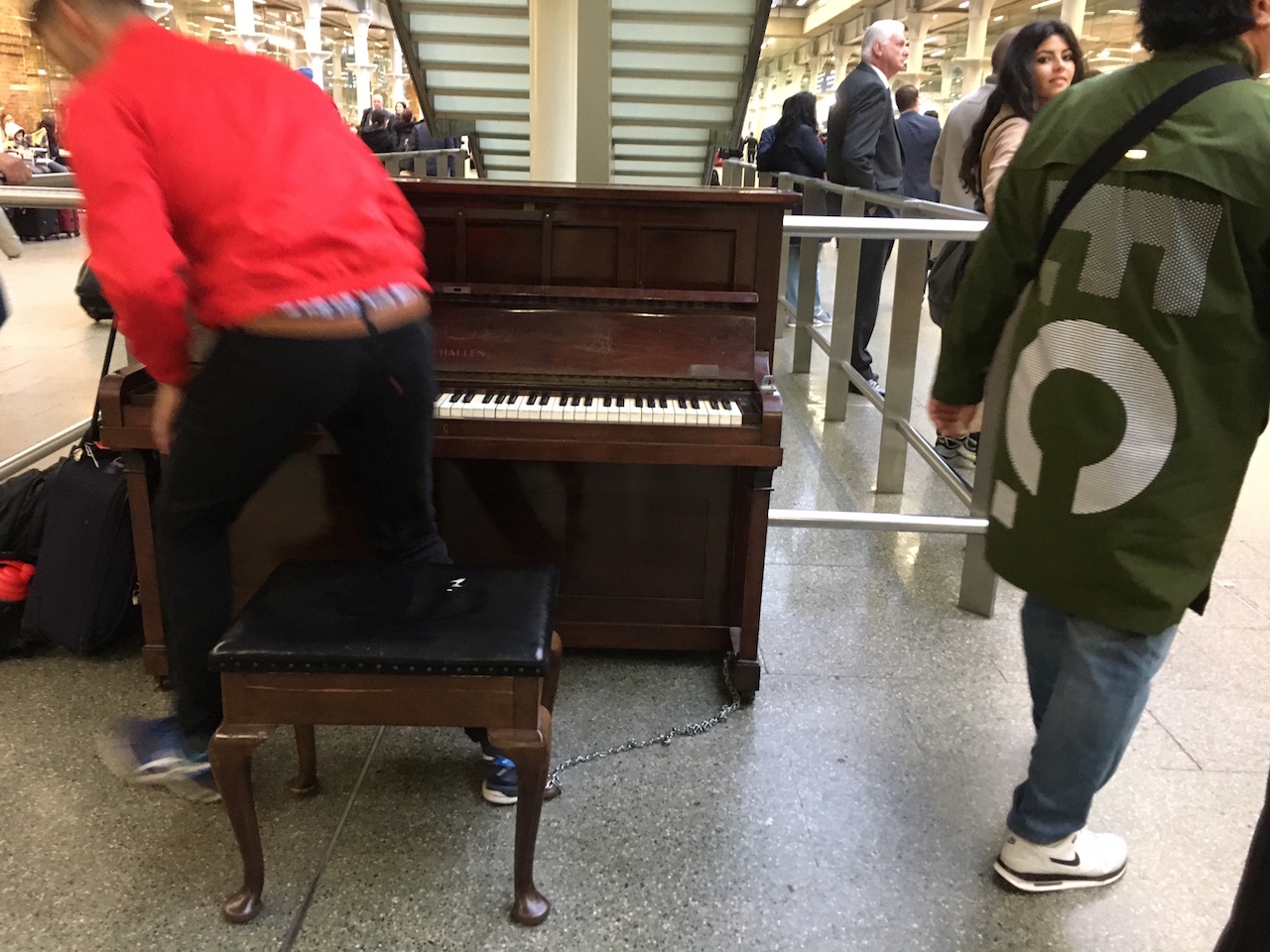 退屈日記「今は懐かしいセント・パンクラス駅のピアノ。もう一度、弾きたい」