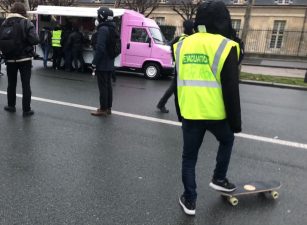 滞仏日記「黄色いベストのデモ隊の中心に僕はいた」