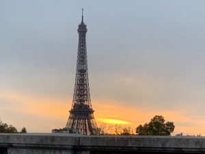 滞仏日記「人付き合いに疲れた時にぼくが流すもの」