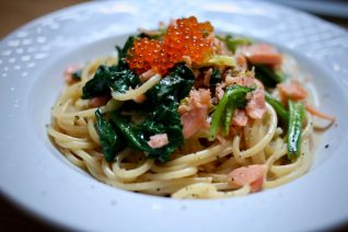 息子のための料理教室「スモークサーモンとほうれん草のパスタ」