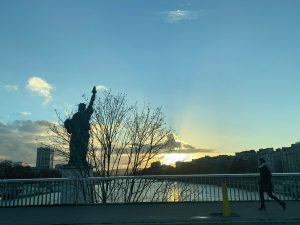 滞仏日記「息子のデート現場に遭遇してしまった父ちゃん、どうする？」