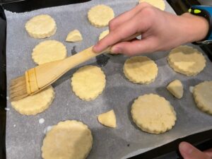 滞仏日記「結局、二コラがコロッケとりにきたので、一緒にスコーン作った」