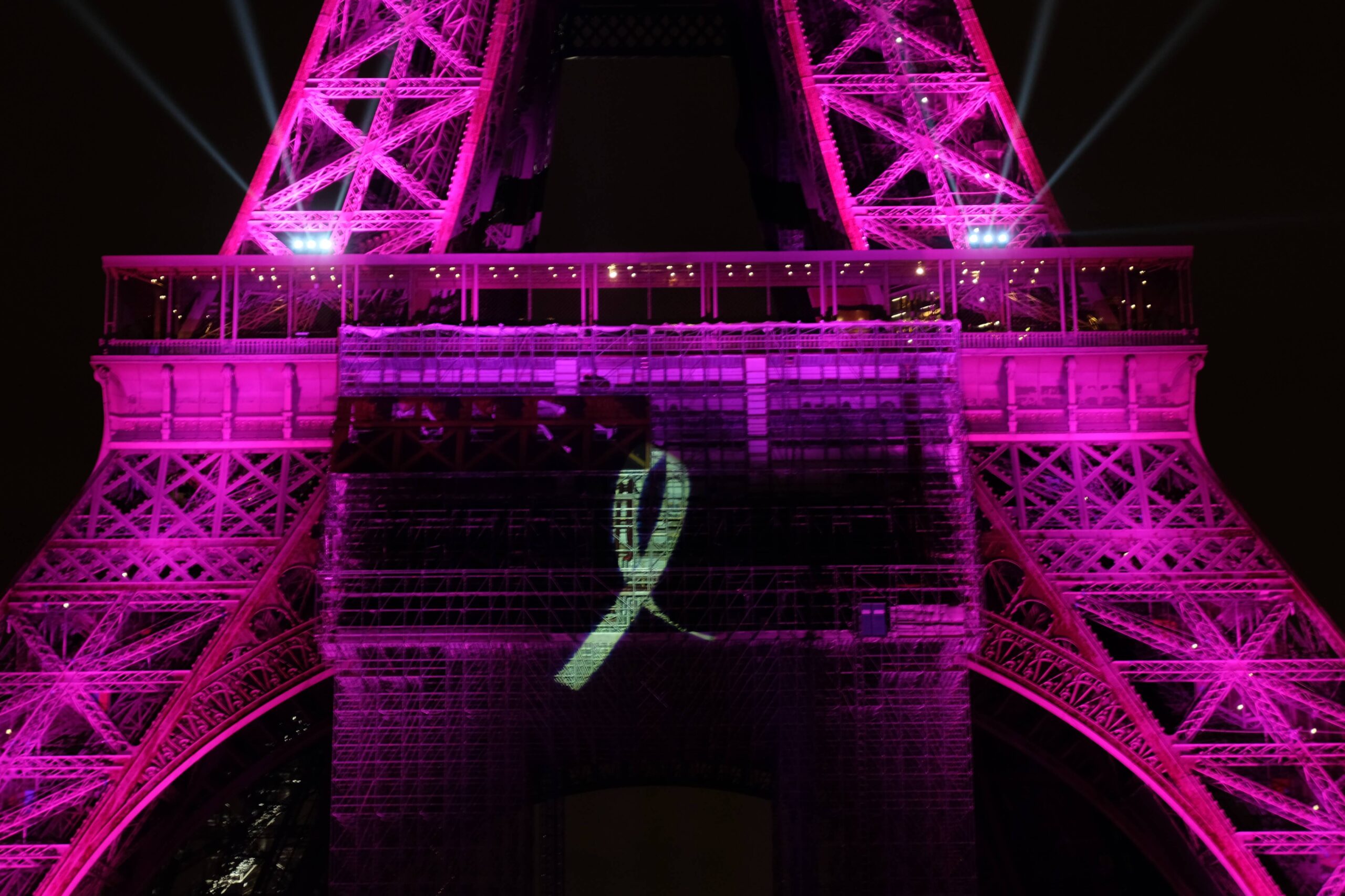 パリ最新情報 エッフェル塔がピンクに染まる ピンクリボン月間スタート Design Stories