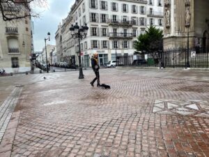 滞仏日記「突然、我が街の人気者になった三四郎。父ちゃんは付き人」