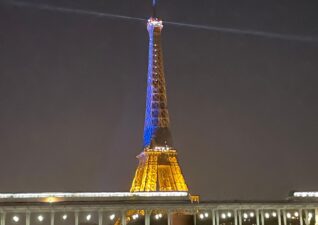 滞仏日記「エッフェル塔がウクライナの人々に寄り添うために、ウクライナ国旗になる」