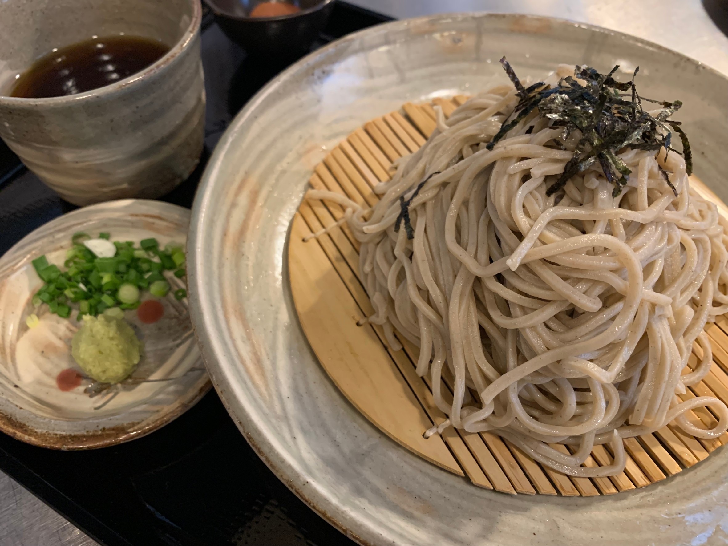 「美食家のパリジャンもまだ修行が足りない。蕎麦の本質を味わって貰いたい」