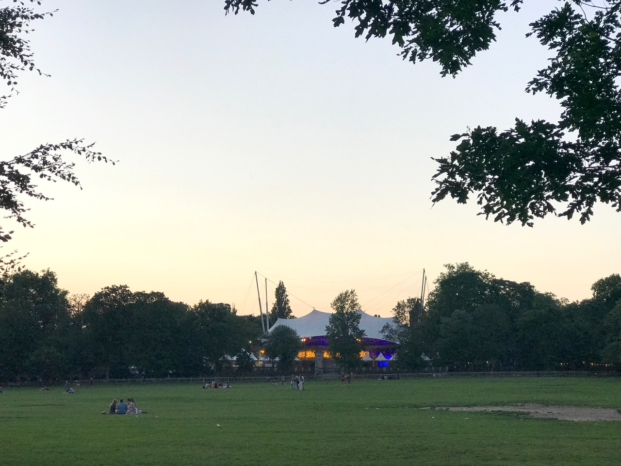 ロンドン最新情報「ホーランドパークの夏の夢」