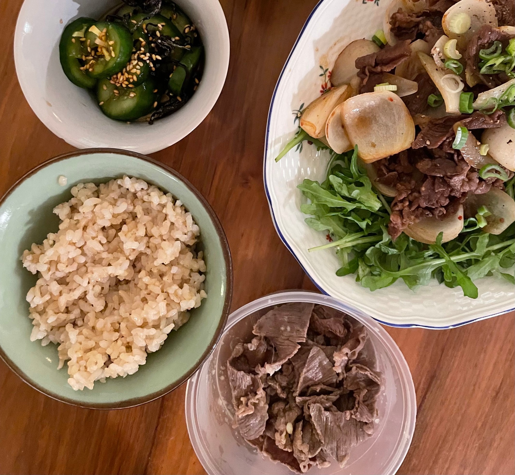 退屈日記「一人で生きる飯改め、一人と一匹で生きる飯、はじまる。ニカっ」