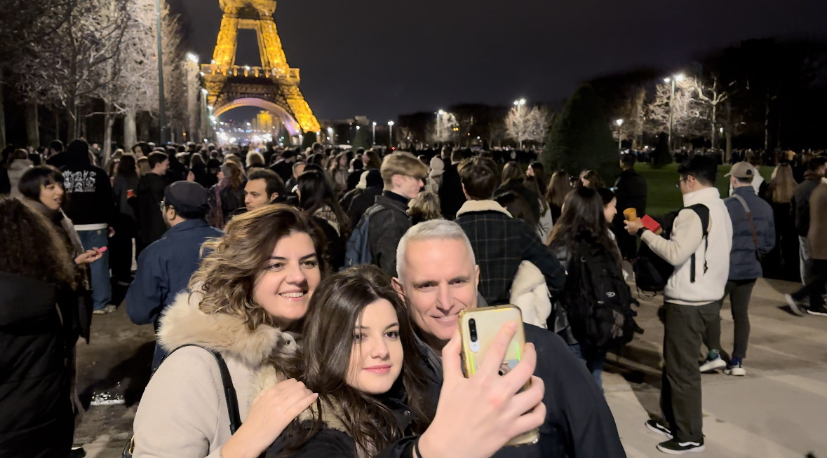 滞仏日記「ついに、フランスも２０２３年になった。光輝くエッフェル塔前でボナネ！」