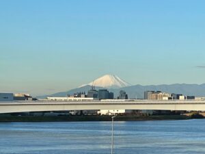 機上退屈日記「空の上から見た富士山が素晴らし過ぎた。雲の上からボンジュール」