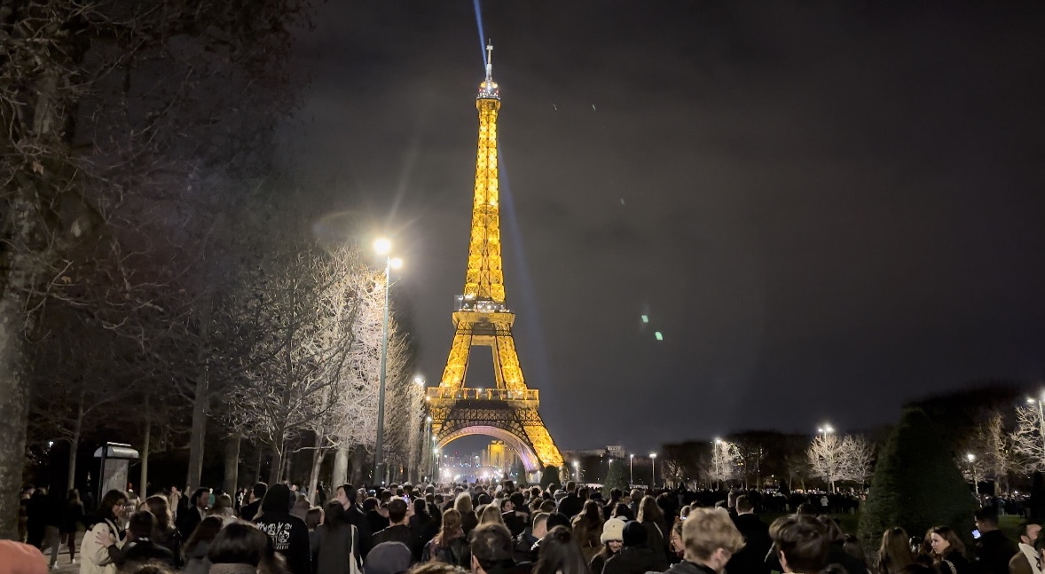 滞仏日記「ついに、フランスも２０２３年になった。光輝くエッフェル塔前でボナネ！」