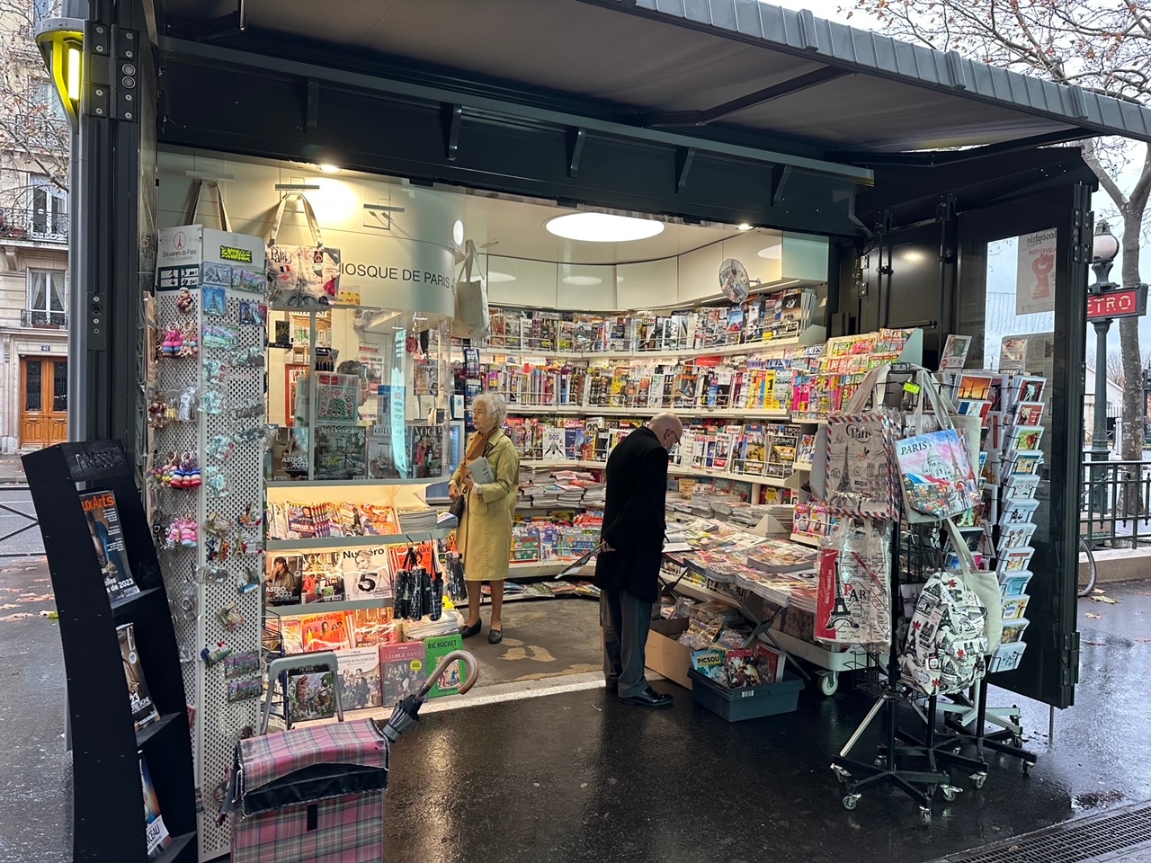 滞仏日記「街灯まで頑張って歩いたら更に次の街灯まで、という父ちゃんの生き方」