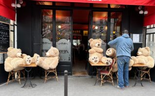 滞仏日記「カフェのテラス席を埋める、クマのぬいぐるみを横目に、今日も頑張った」