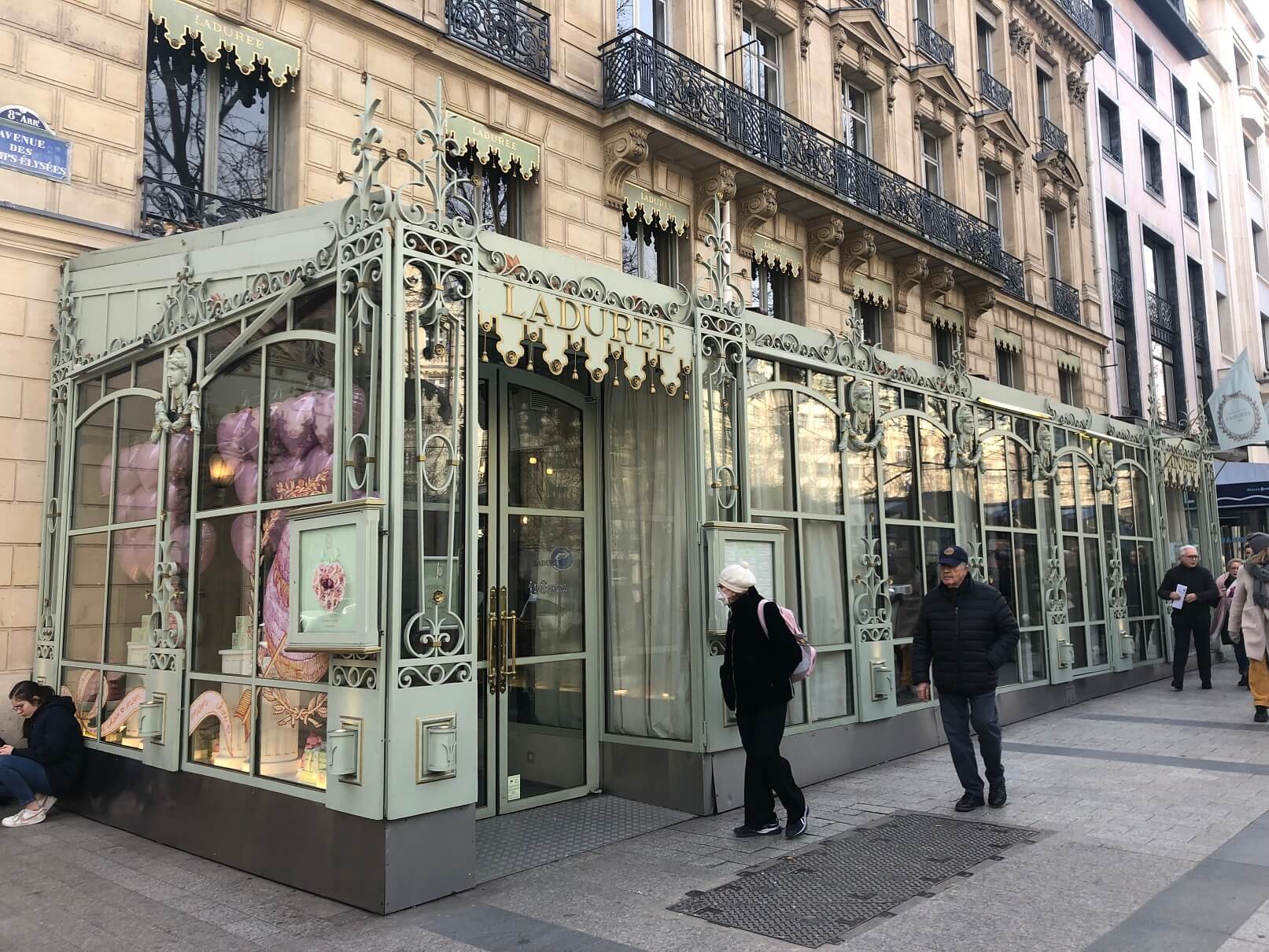 パリ最新情報「シャンゼリゼのラデュレ、一時閉店のためアンティーク ...