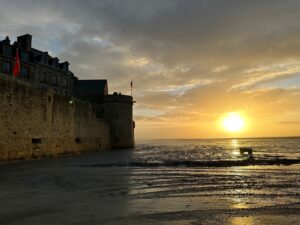 滞仏日記「オオオ、朝陽に染まる黄金色のモンサンミッシェルが凄すぎる～」