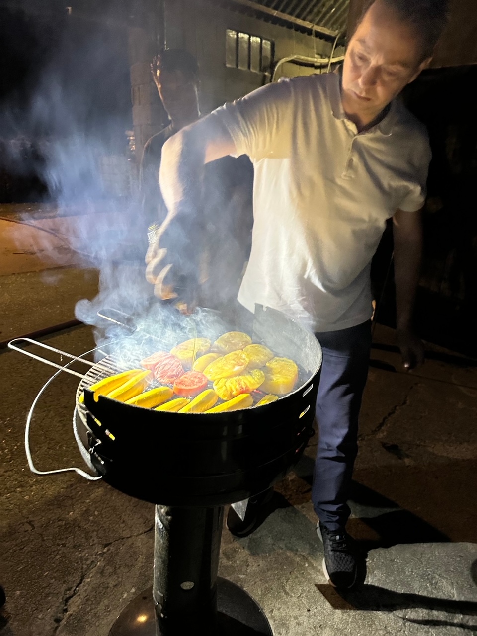 滞仏日記「カルバドスの蒸留所で、深夜までバーベキュー大会。明日から禁酒します」