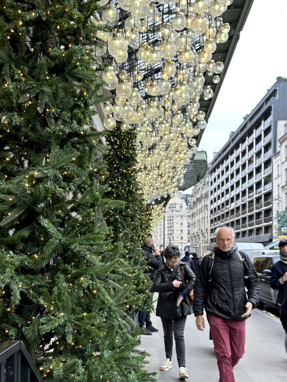 滞仏日記「パリはクリスマスの飾りつけが眩い季節、見えないものたちに囲まれた世界」