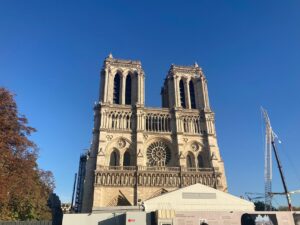 パリ最新情報「ノートルダム大聖堂の十字架、パリの空に復活、火災から5年」