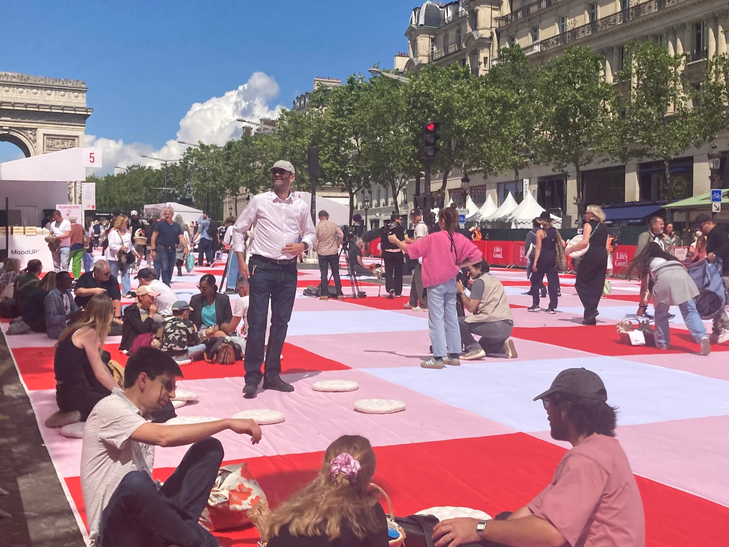 パリ最新情報「シャンゼリゼ大通り、4000人超が参加する巨大ピクニックを開催！」