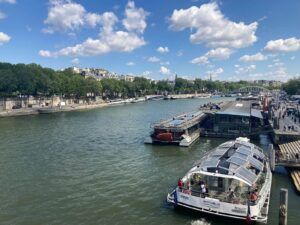 パリ最新情報「セーヌ川水質、改善が発表されるも仏政界は混乱、市長の遊泳も延期に」