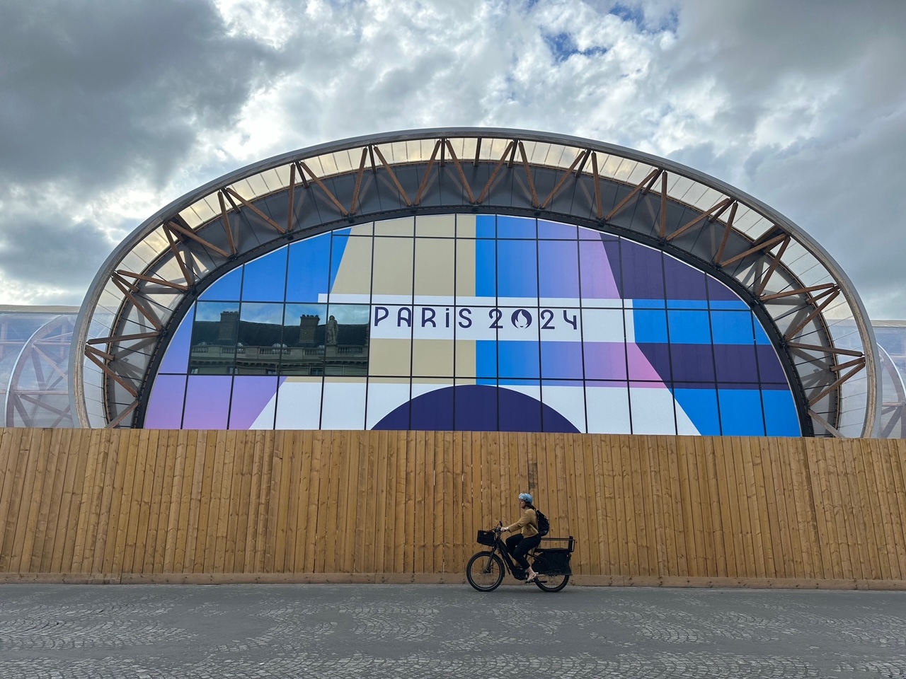 滞仏日記「夏とは思えぬ、異常に寒いパリ、みんな革ジャン、ダウンジャケット、で歩いてる」