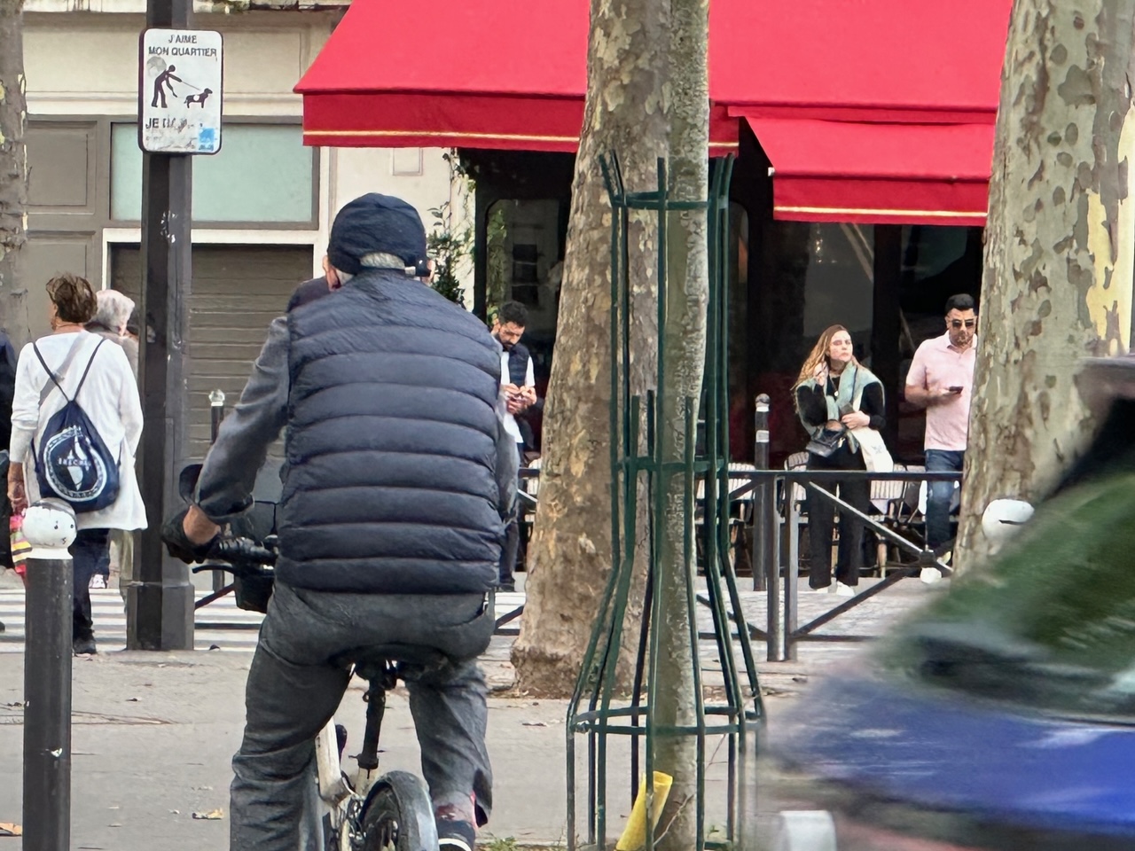 滞仏日記「夏とは思えぬ、異常に寒いパリ、みんな革ジャン、ダウンジャケット、で歩いてる」