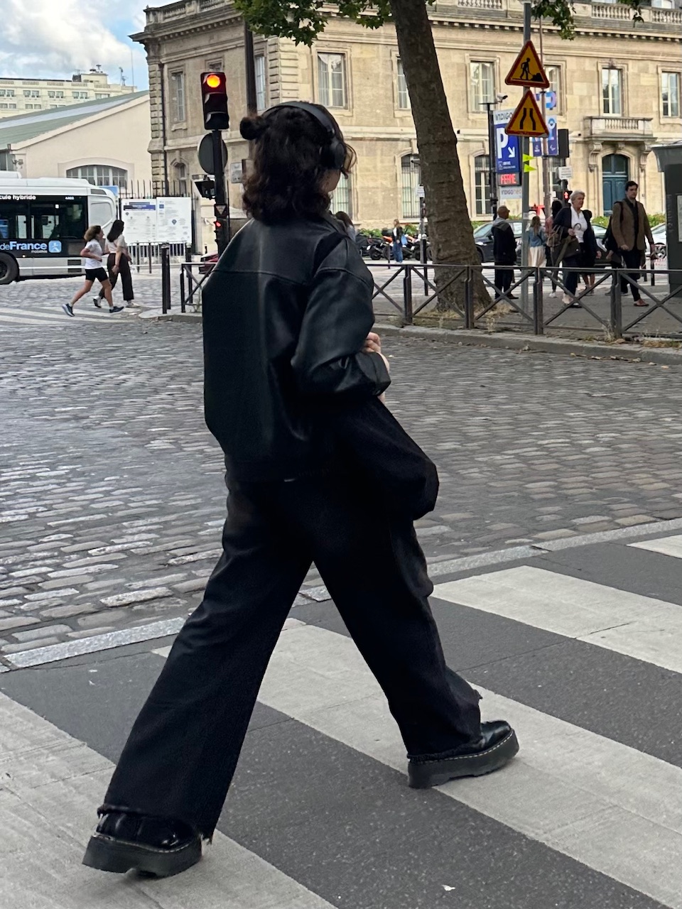 滞仏日記「夏とは思えぬ、異常に寒いパリ、みんな革ジャン、ダウンジャケット、で歩いてる」