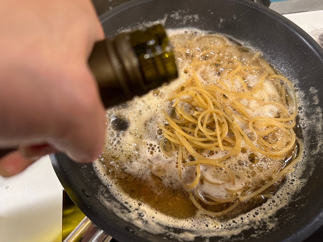 東京ホテルで料理教室「なんにもないホテルの一室で、超最低限の材料で、世界最強パスタ作る！」