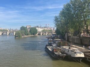 パリ最新情報「パリ市長、セーヌ川での水泳を決行！40年来の約束を果たす」