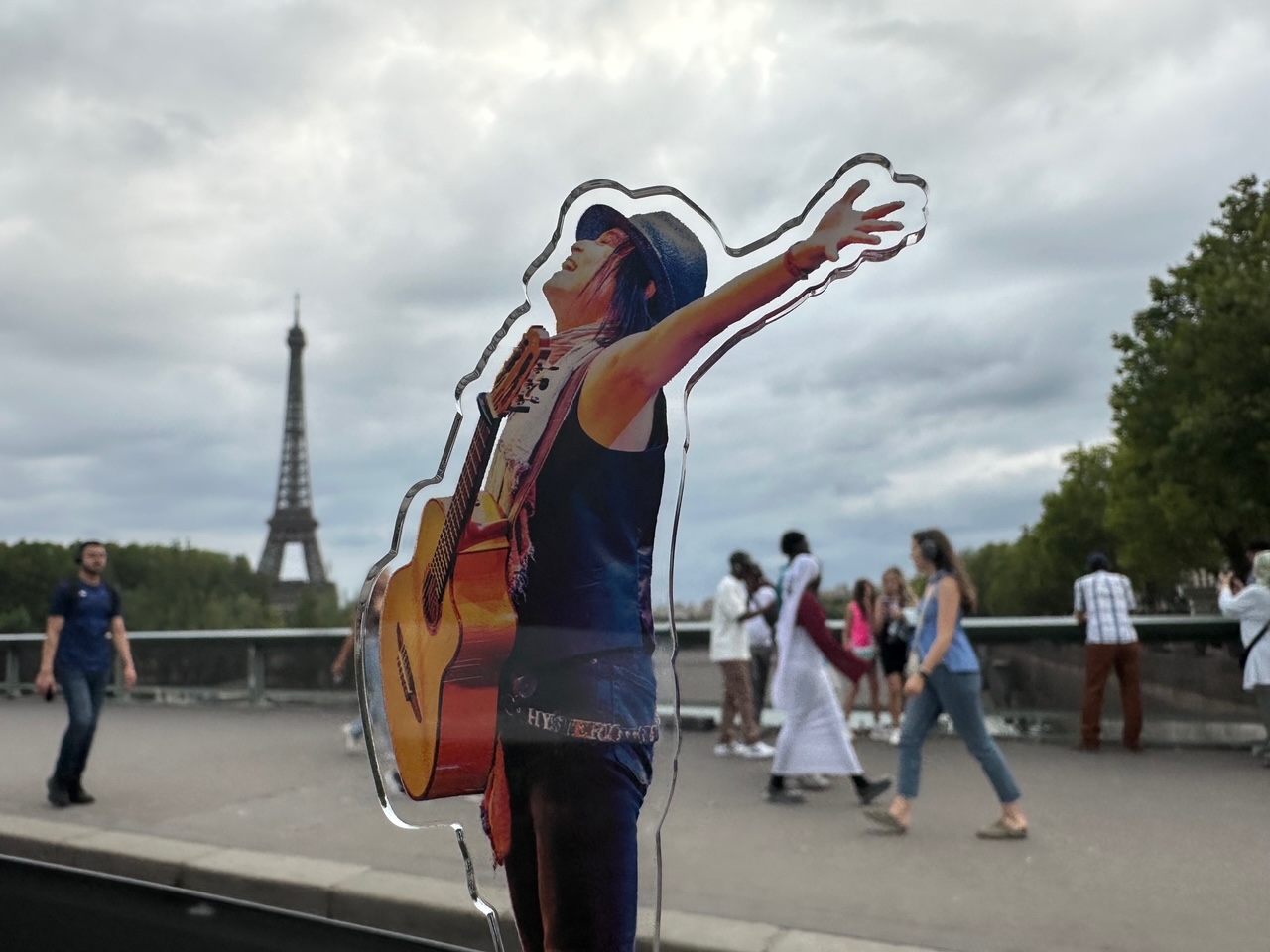 滞仏日記「息子はアフリカに近い冬の島で恋人と、父ちゃんはパリで孤独なアクスタ三昧！」