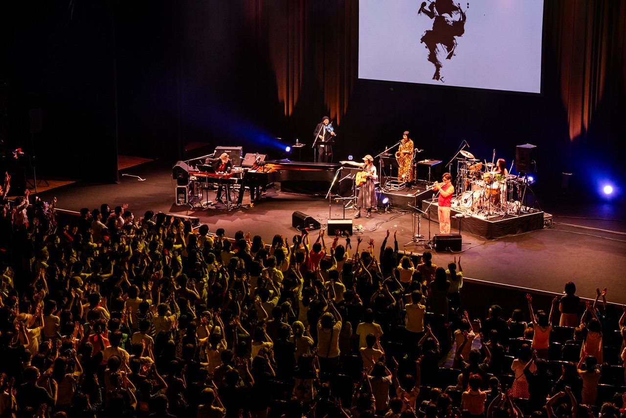 フランスごはん日記「大阪フェスティバルホールでの引退ライブが記念ボックスに。今日、見本が出来た」