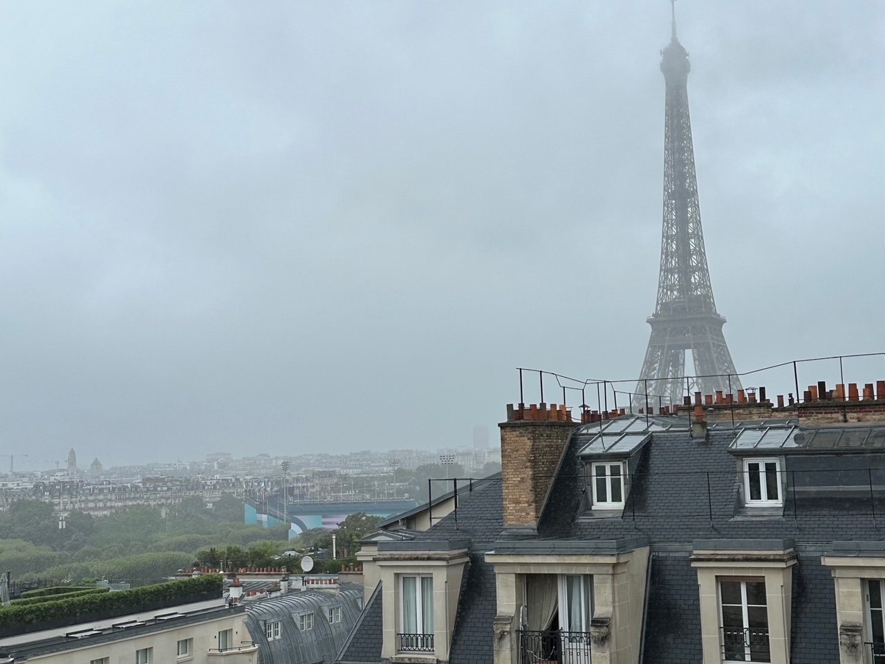 滞仏日記「雨のパリ、絵を描いて、ゲラを読んで、麻婆豆腐を食べて、三四郎と昼寝して、」