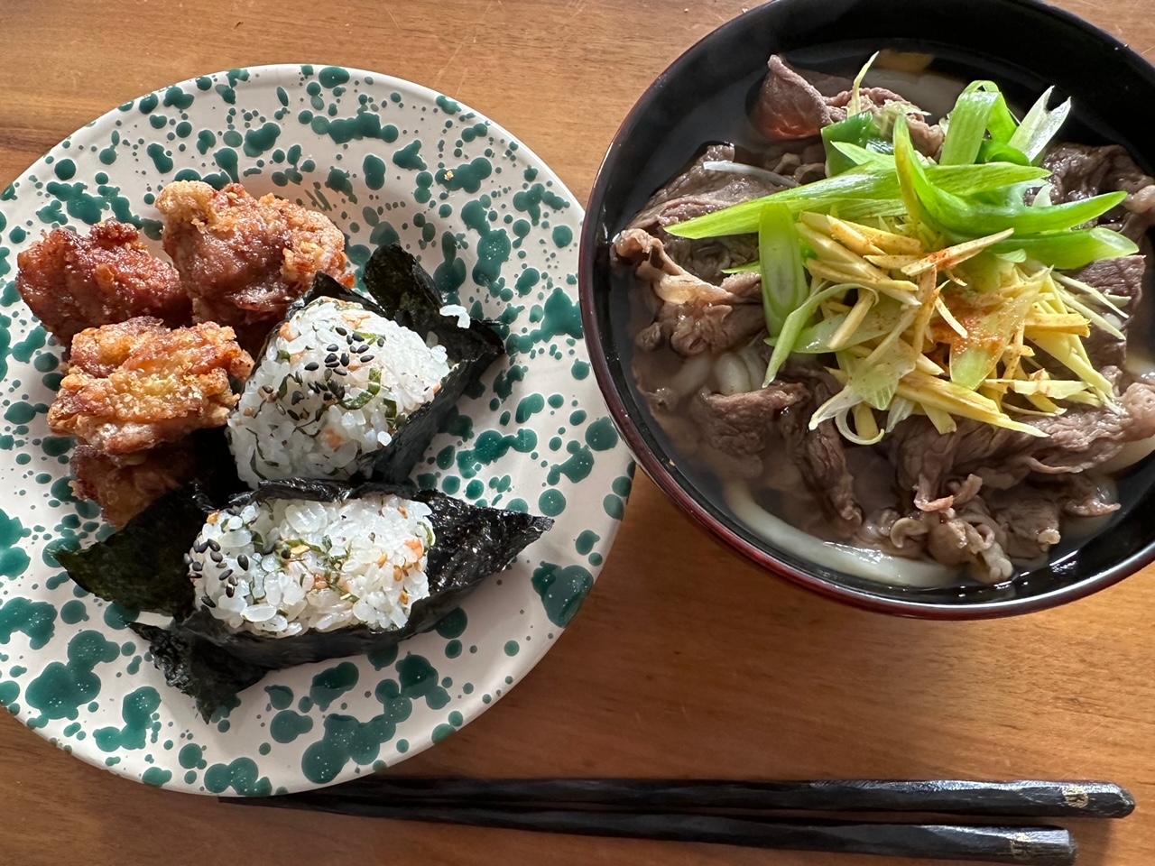 仏飯日記「父ちゃんのまかない料理は世界一、と長谷っちがおせじ言う。個展に向けて一丸飯！」