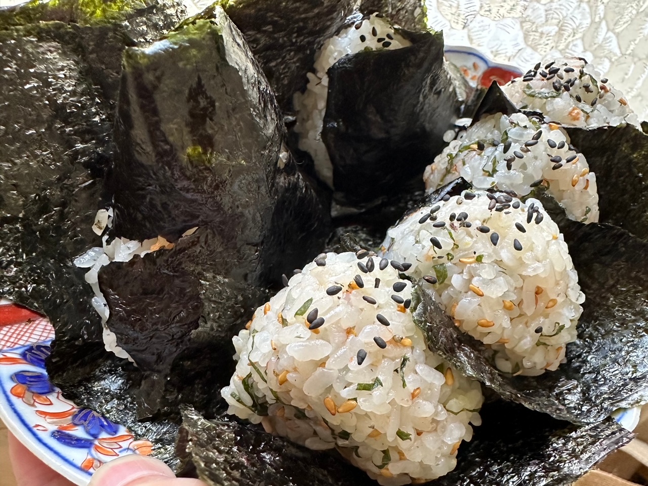 仏飯日記「父ちゃんのまかない料理は世界一、と長谷っちがおせじ言う。個展に向けて一丸飯！」