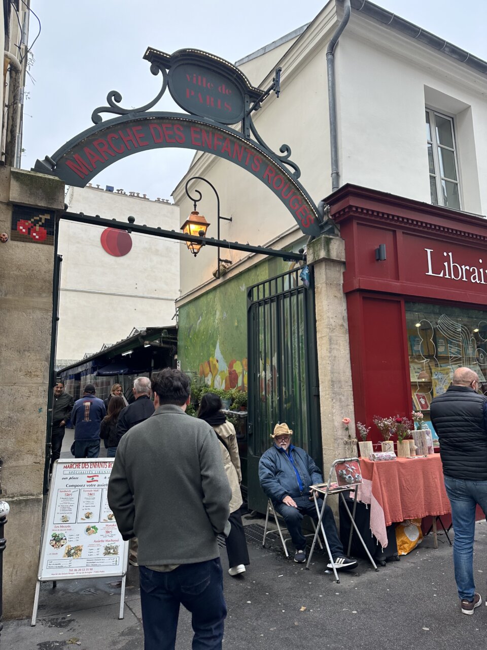 フランスごはん日記「父ちゃんの個展ポスターがパリ市内で一斉に張り出されたぞ、の巻」