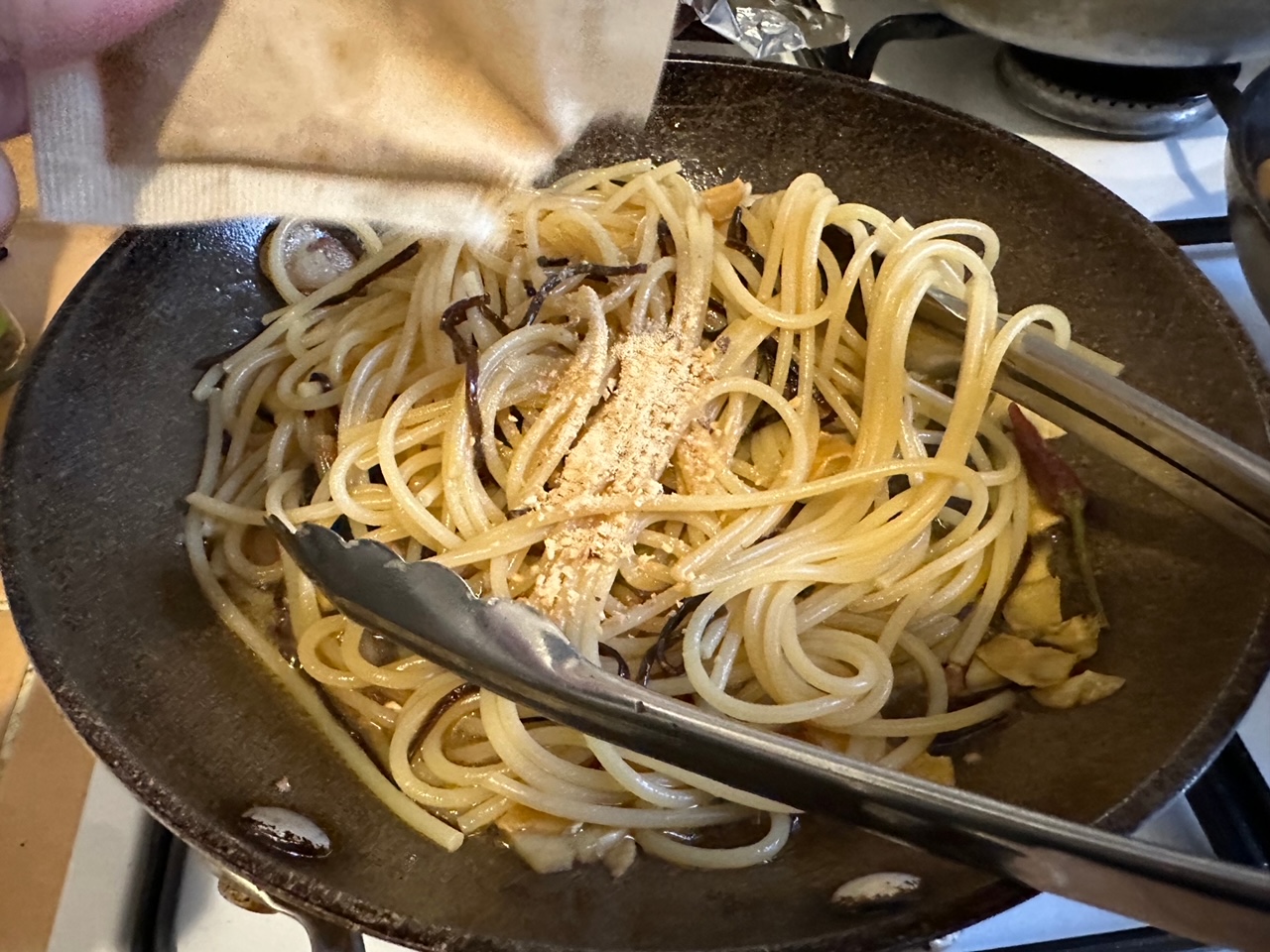 フランスごはん日記「茅乃舎のだしパックを貰ったので、キノコと豚のパスタにした」