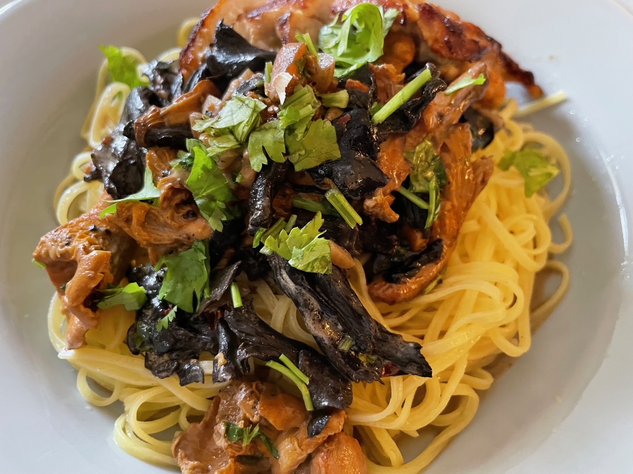 フランスごはん日記「秋深し、キノコがうまい。今日は生麺で、キノコパスタでござるー」