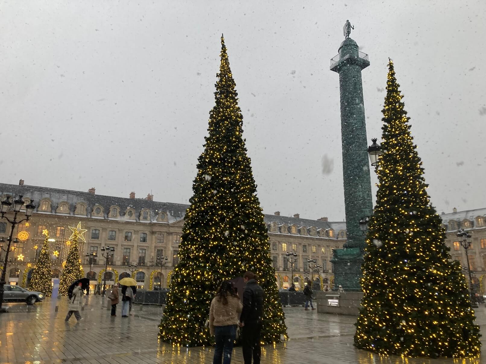 パリ最新情報「雪化粧に染まる、パリの華やかなクリスマス風景2024」