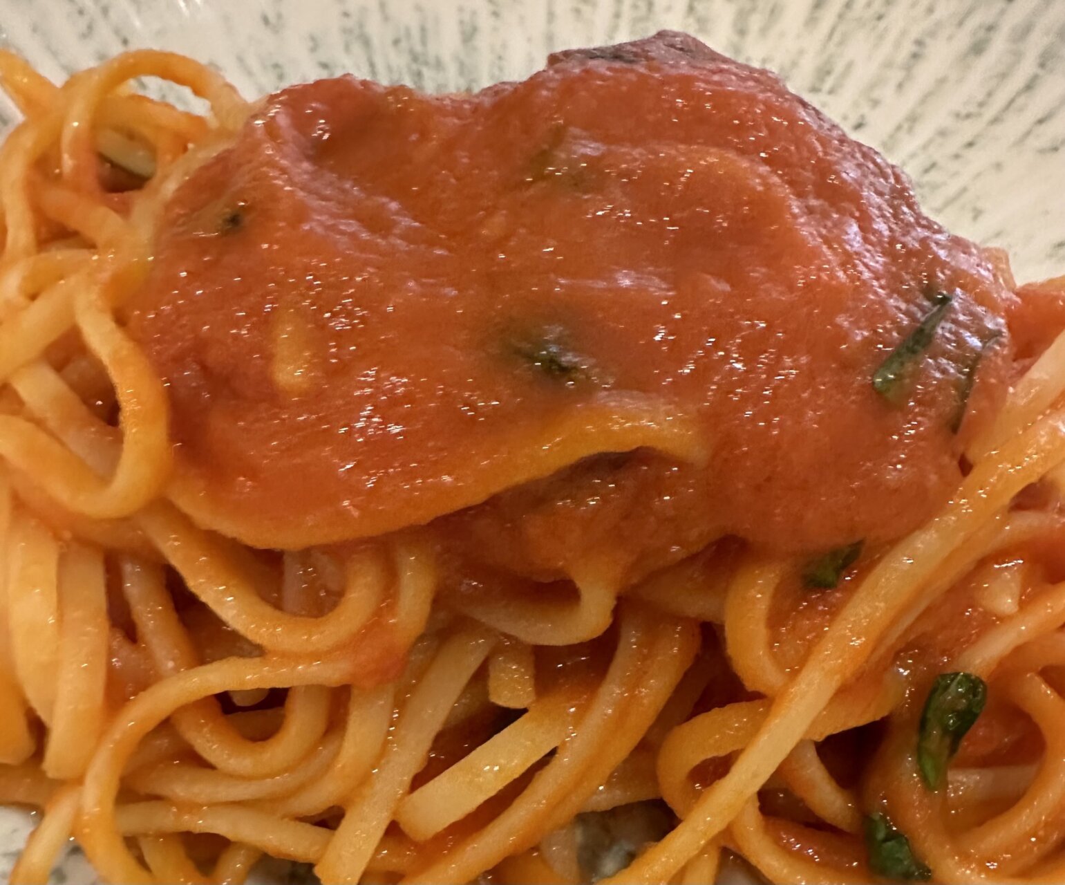 フランスごはん日記「困った時のトマト＆ツナパスタ。定番という名のいざという時の一食」