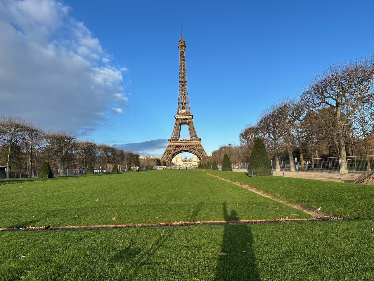 フランスごはん日記「父ちゃんのまかない、揚げ春巻きとおにぎりで、新年初頭の仕事はかどる」