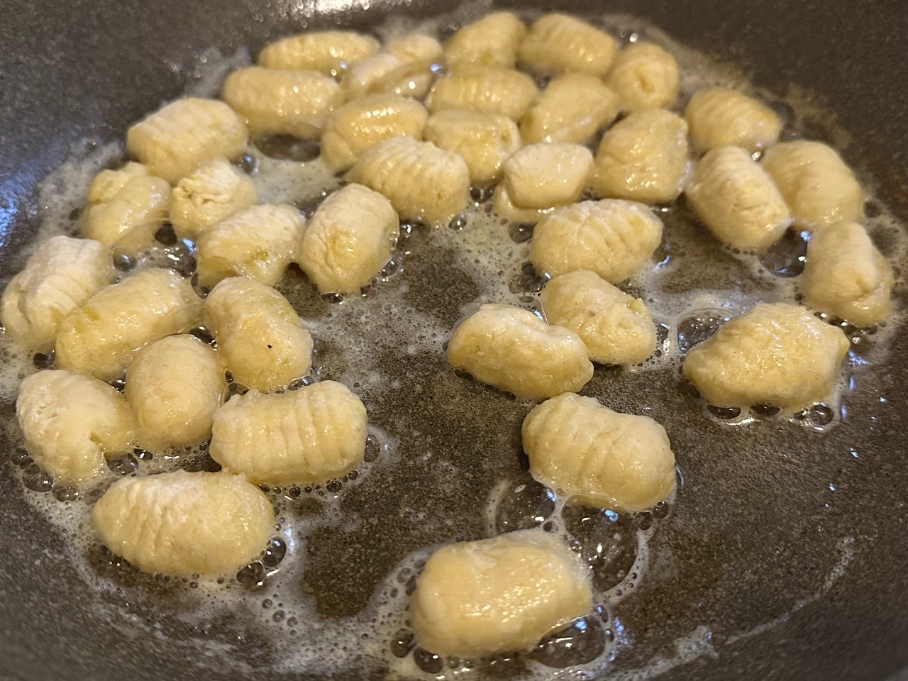 フランスごはん日記「これは傑作、レンコンと鶏ひき肉の味噌バターニョッキ、という新しい試み!」