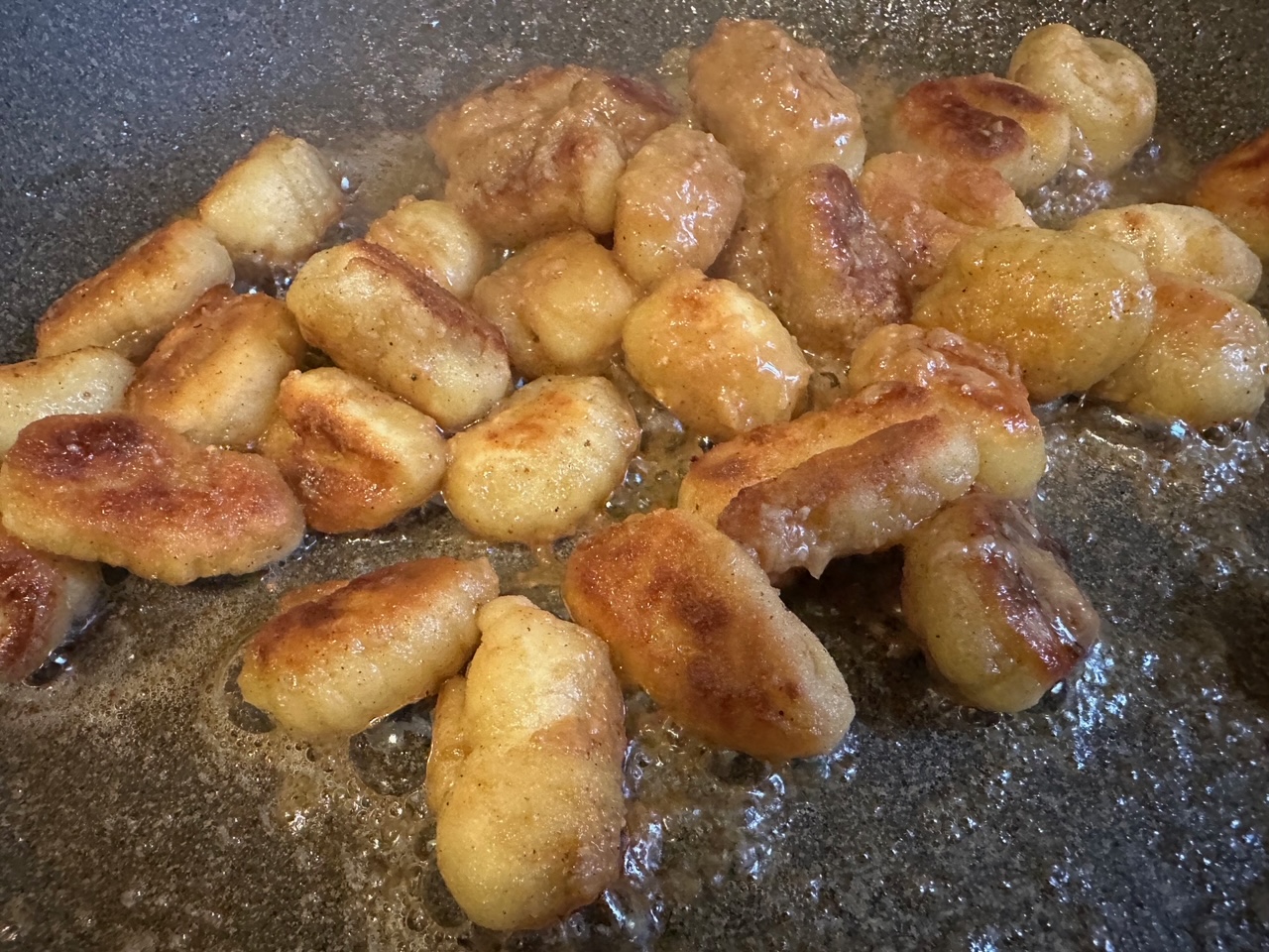 フランスごはん日記「これは傑作、レンコンと鶏ひき肉の味噌バターニョッキ、という新しい試み!」