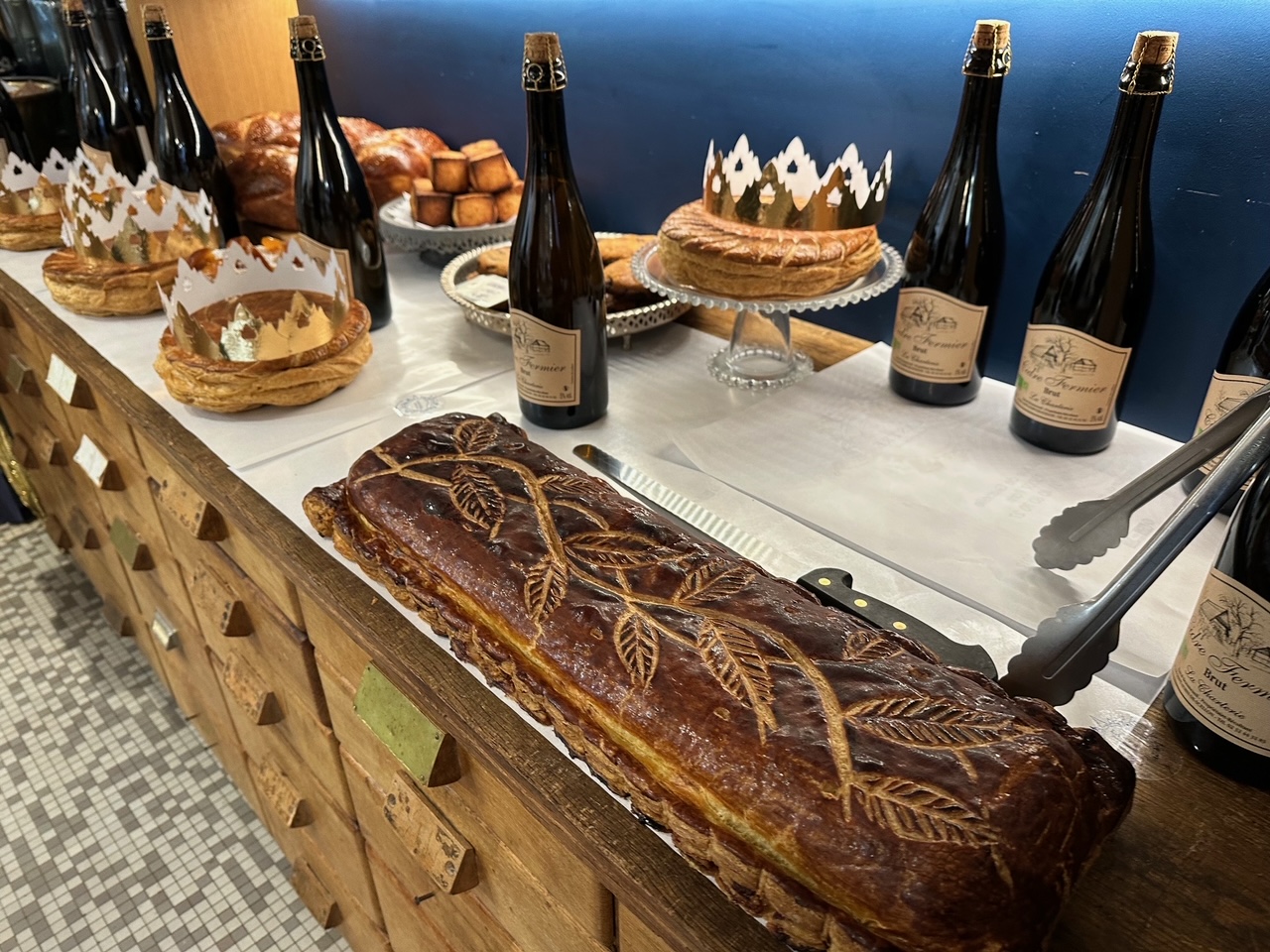 フランスごはん日記「今日はお惣菜屋さんでフランスの定番スナックを買って、ランチとした」