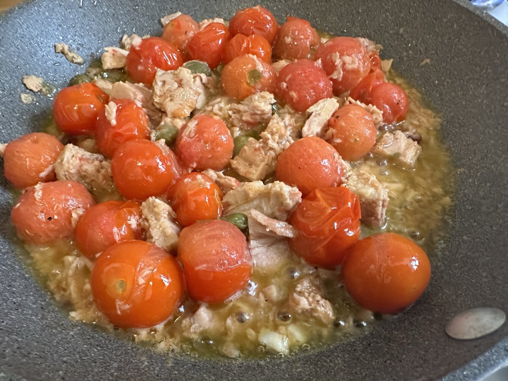 フランスごはん日記「困った時のトマト＆ツナパスタ。定番という名のいざという時の一食」