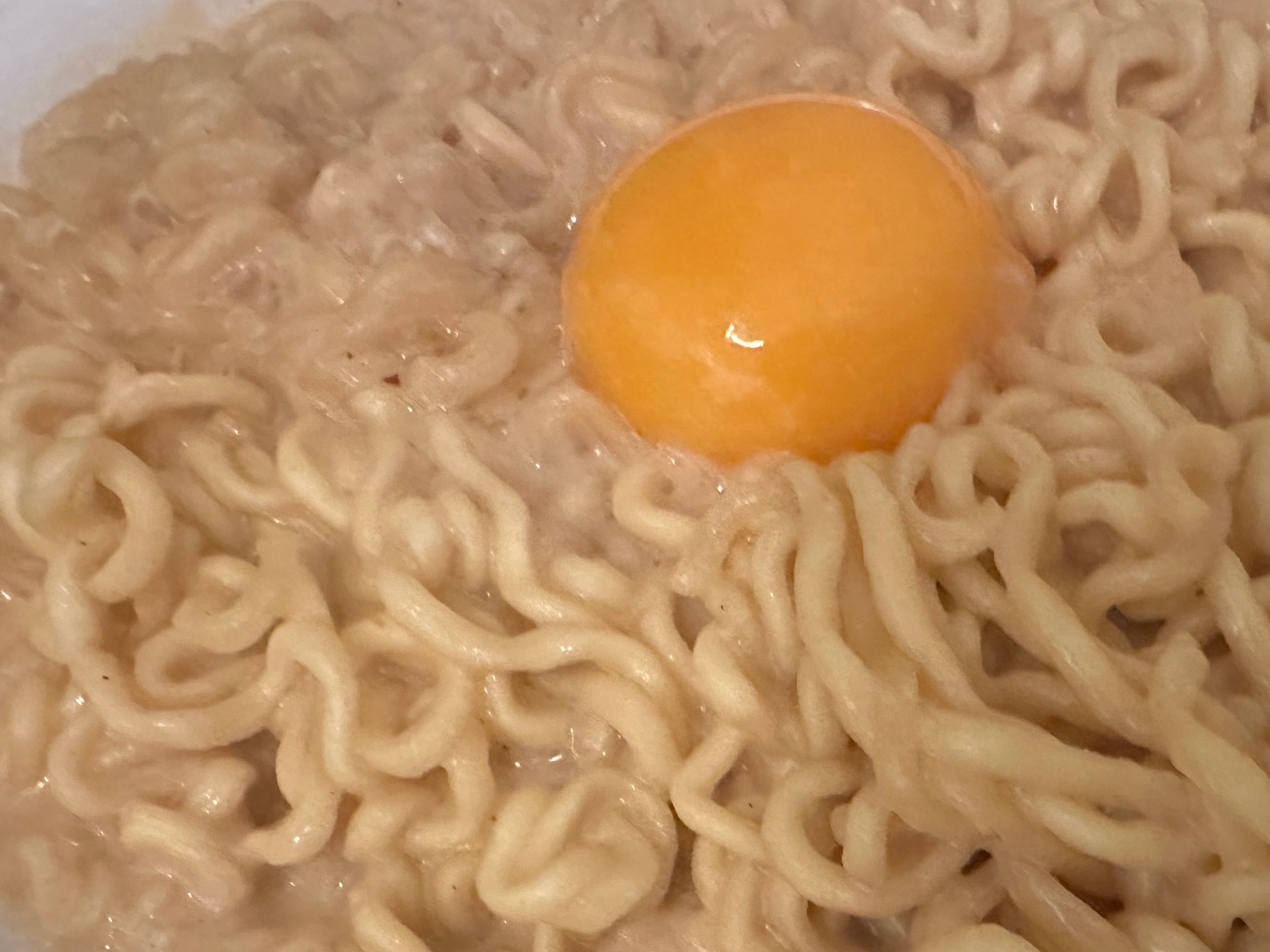 実は、辛ラーメンとかをカルボナーラにして食べるのも好きなおやじ物語