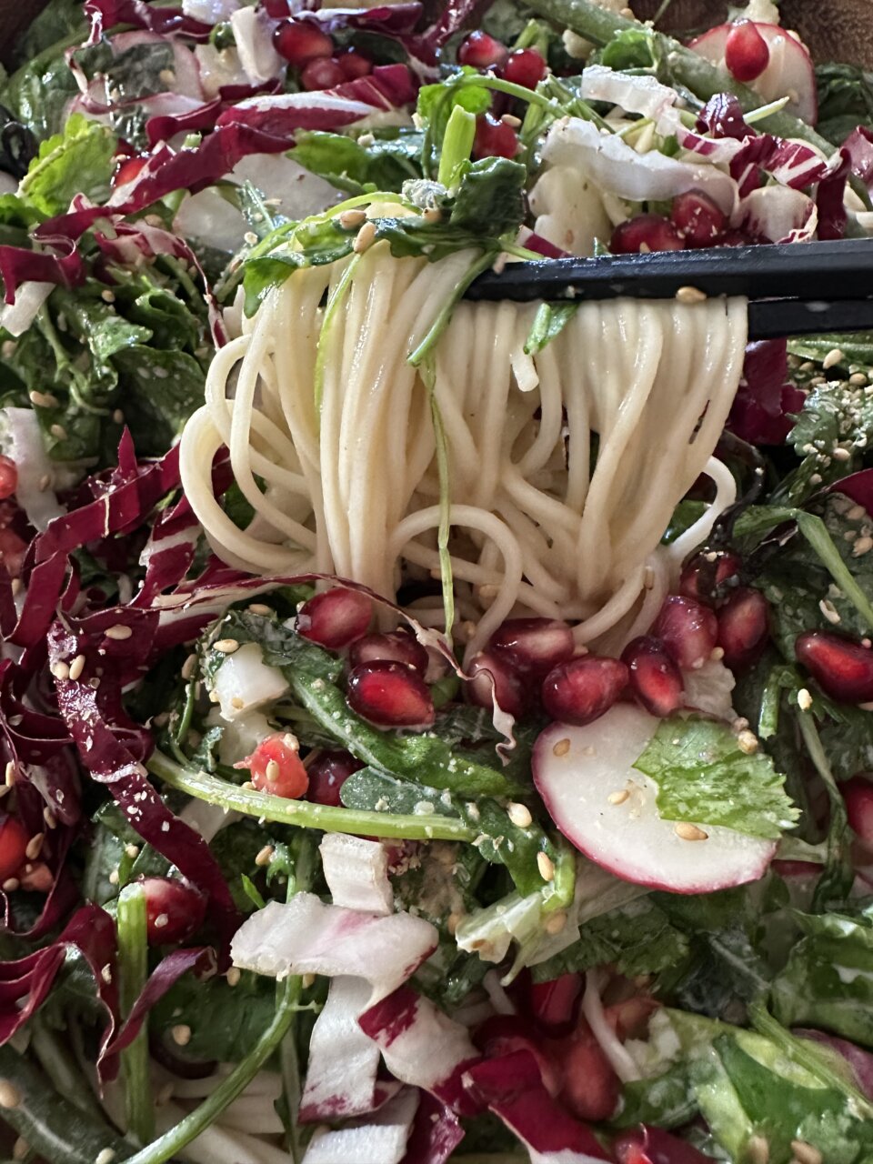 たとえばザクロの蕎麦サラダとか、どうでしょう？ 昼の献立に。